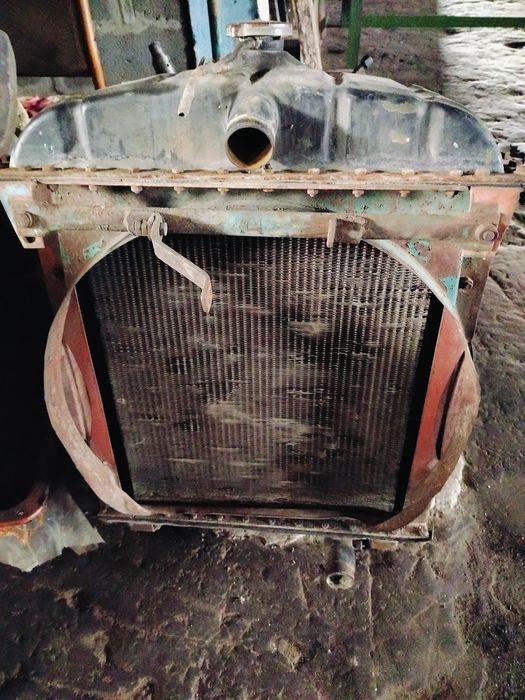 Задній міст трактора ЮМЗ-6 і інші запасні частини.