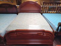 Excelente cama com estrado e colchão - Muito bom estado gera