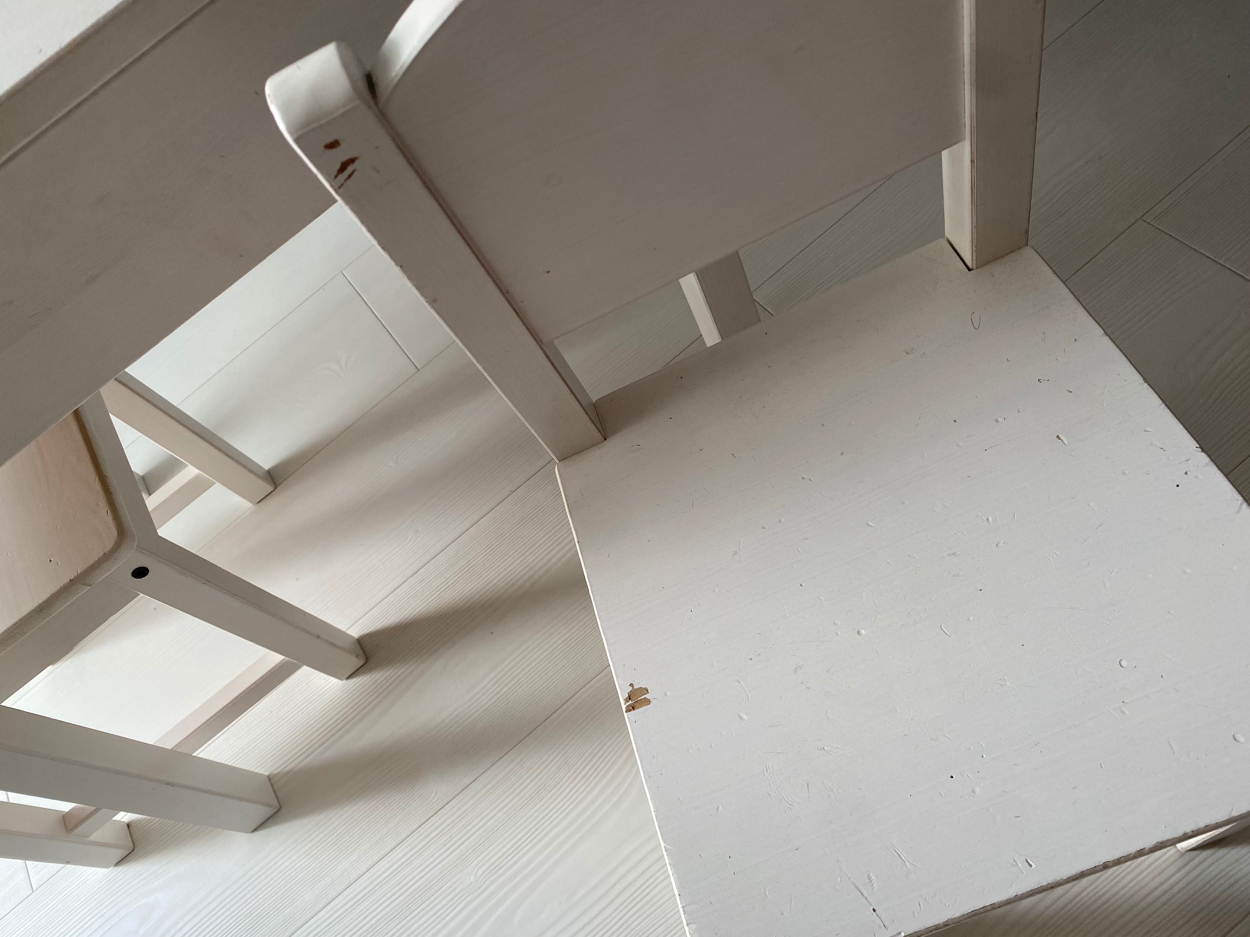 Sundvik IKEA biurko i dwa krzesła dla dzieci białe