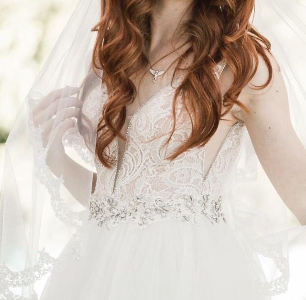 Свадебное платье с V- образным вырезом