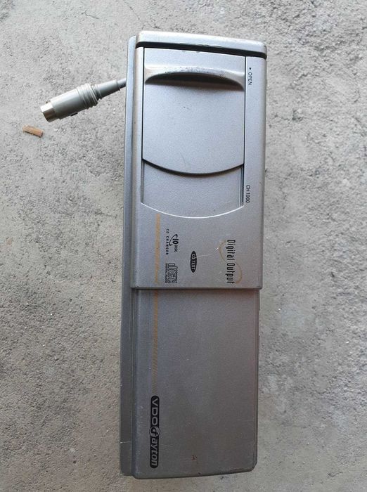 Dwie zmieniarki samochodowe CD