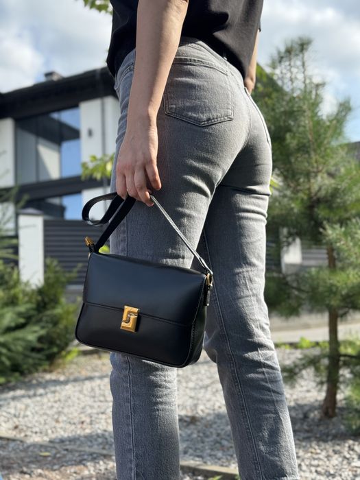 Стильна жіноча сумка, яка закохує з першого дотику