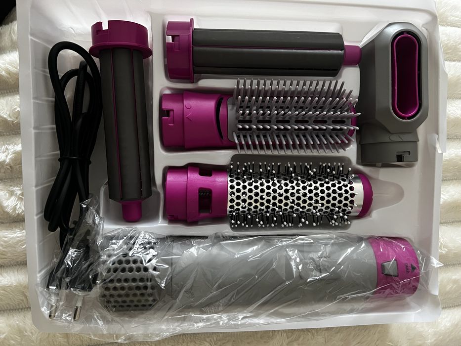 Продам фен з багатьма насадками та потужним потоком повітря