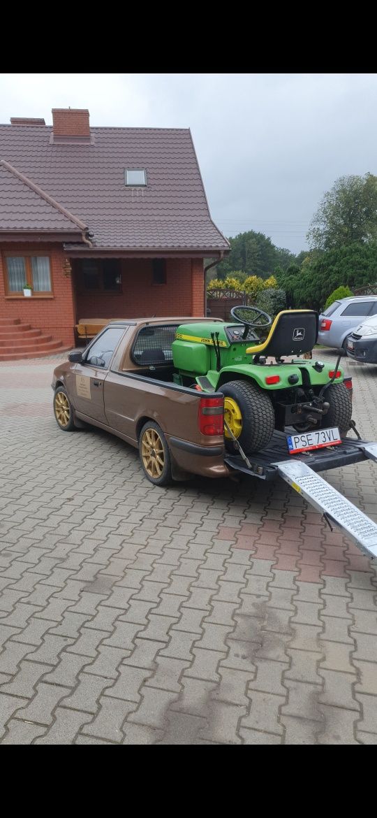 John Deere 300 – traktorek z zamiatarką, wiertnicą, glebogryzarką, kos