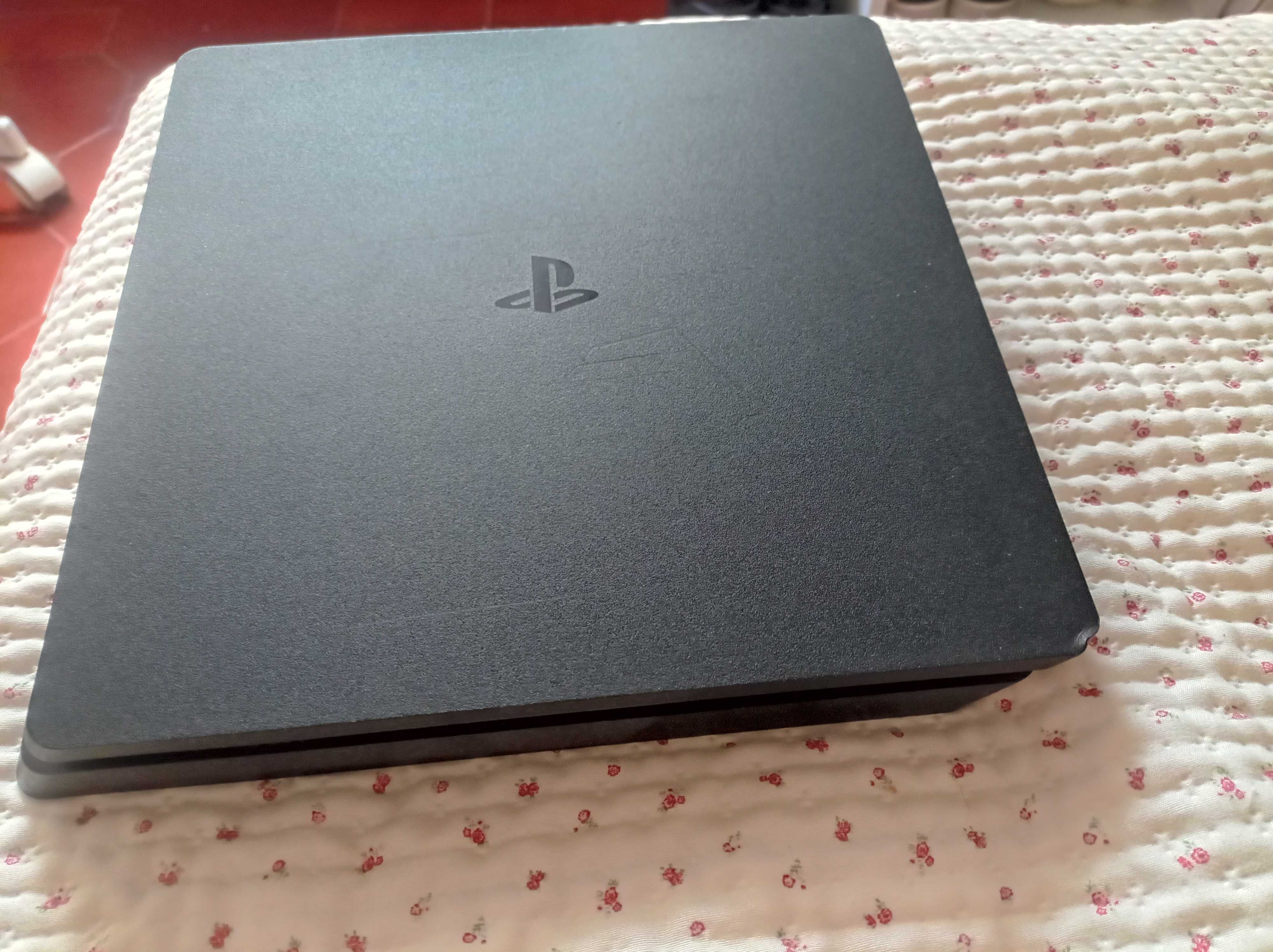 Playstation 4 (Ps4) slim 1TB com 2 comandos e jogos