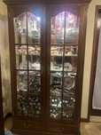 Vitrine  antiga com 2 gavetas e ilumimada eu madeira macica