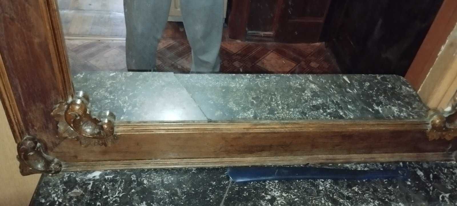 Старинное зеркало со столиком