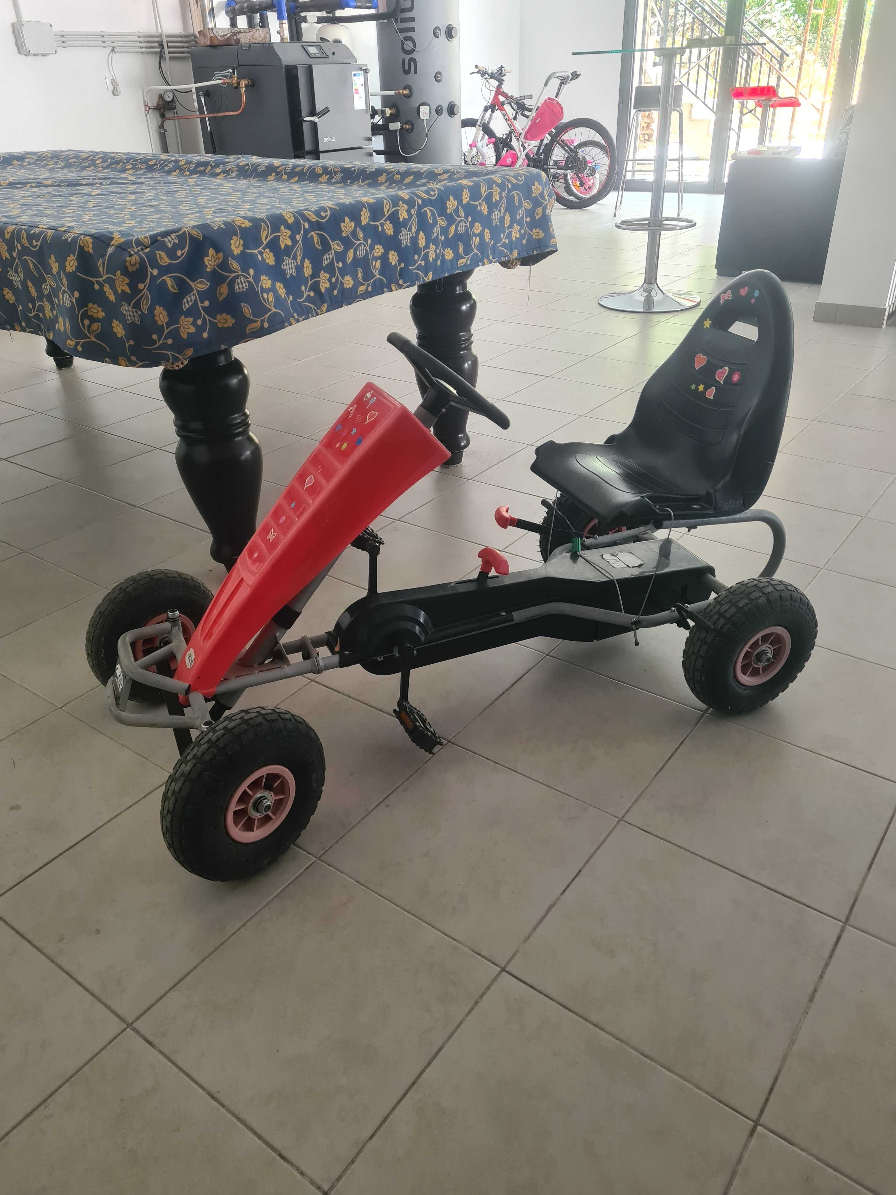 Carro a pedais a funçionar muito bem