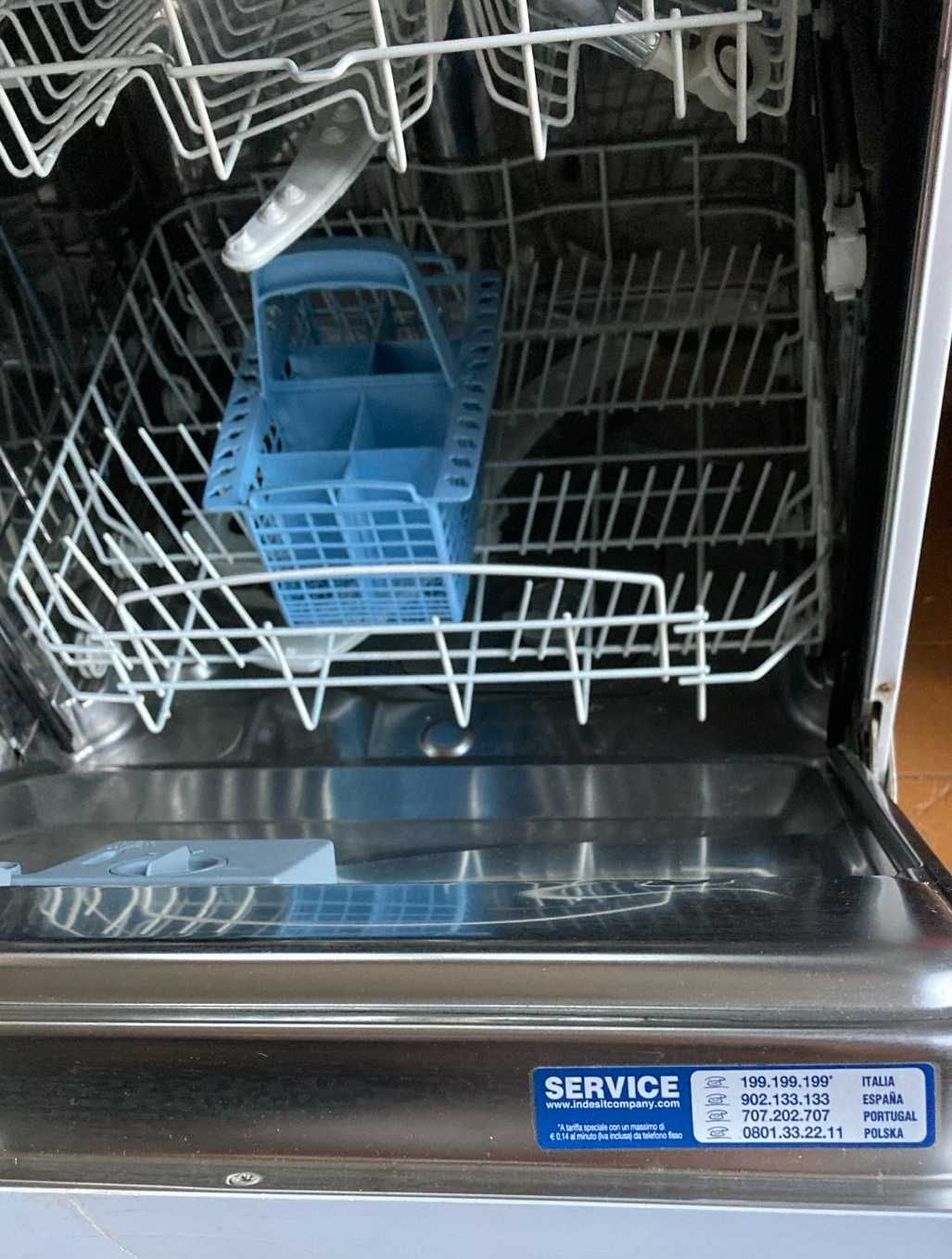 Посудомоечная машинка Indesit.