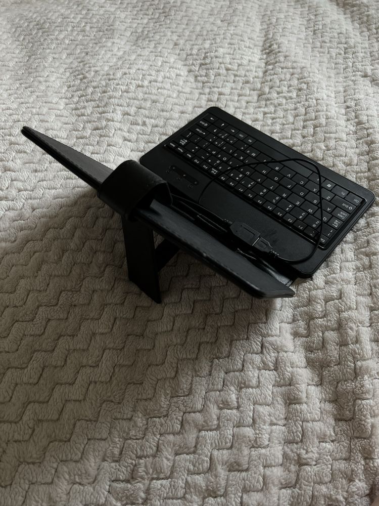 Чохол-клавіатура для планшета