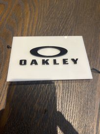 Tabliczka reklamowa stand firmy Oakley