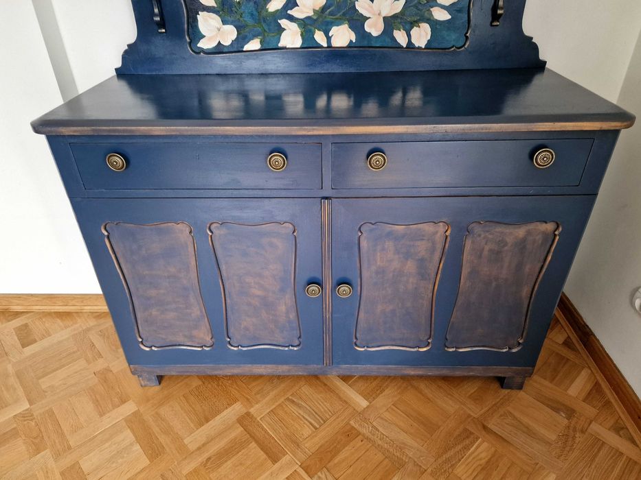 Zabytkowa komoda z nadstawką po renowacji ręcznie malowana