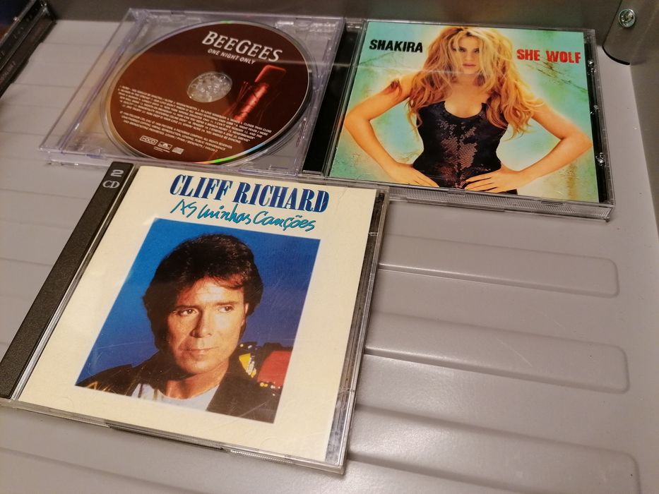 Shakira, Cliff Richard e BeeGees