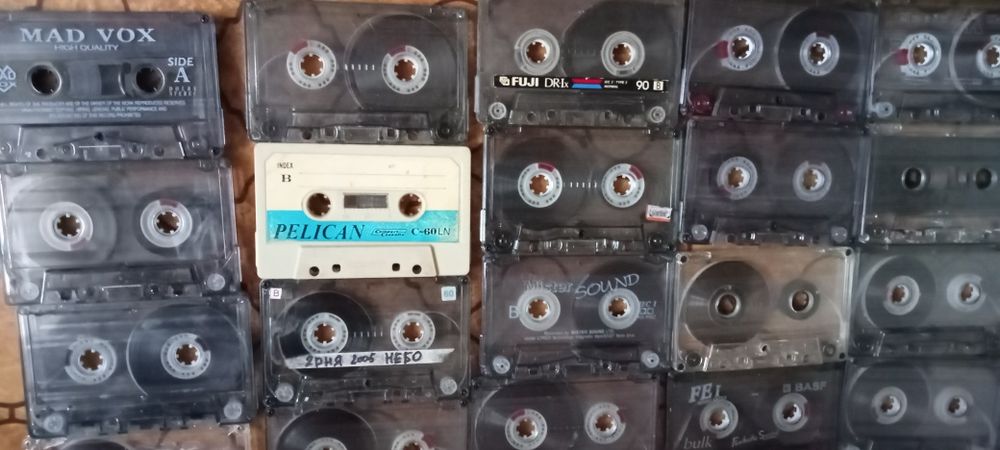 музичні аудіо касети з 90х років.аудиокассеты.