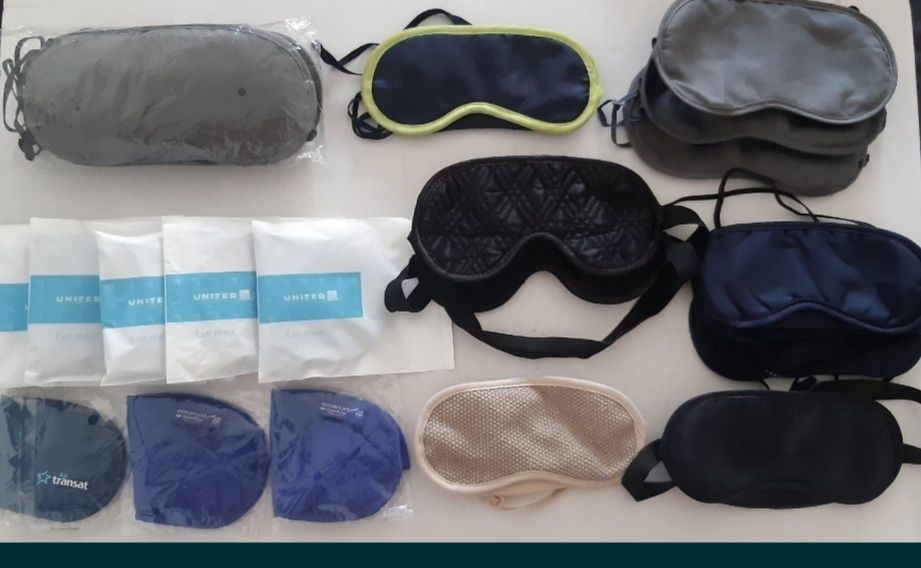 Vendo almofadas, máscaras para dormir, protetores auriculares e  braço