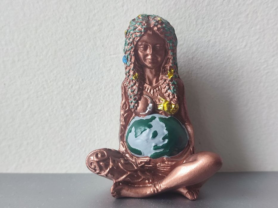 Bogini Gaja figurka żywica 8cm.*5 cm.