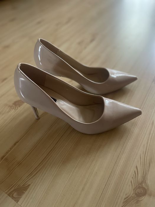 Beżowe obcasy, szpilki