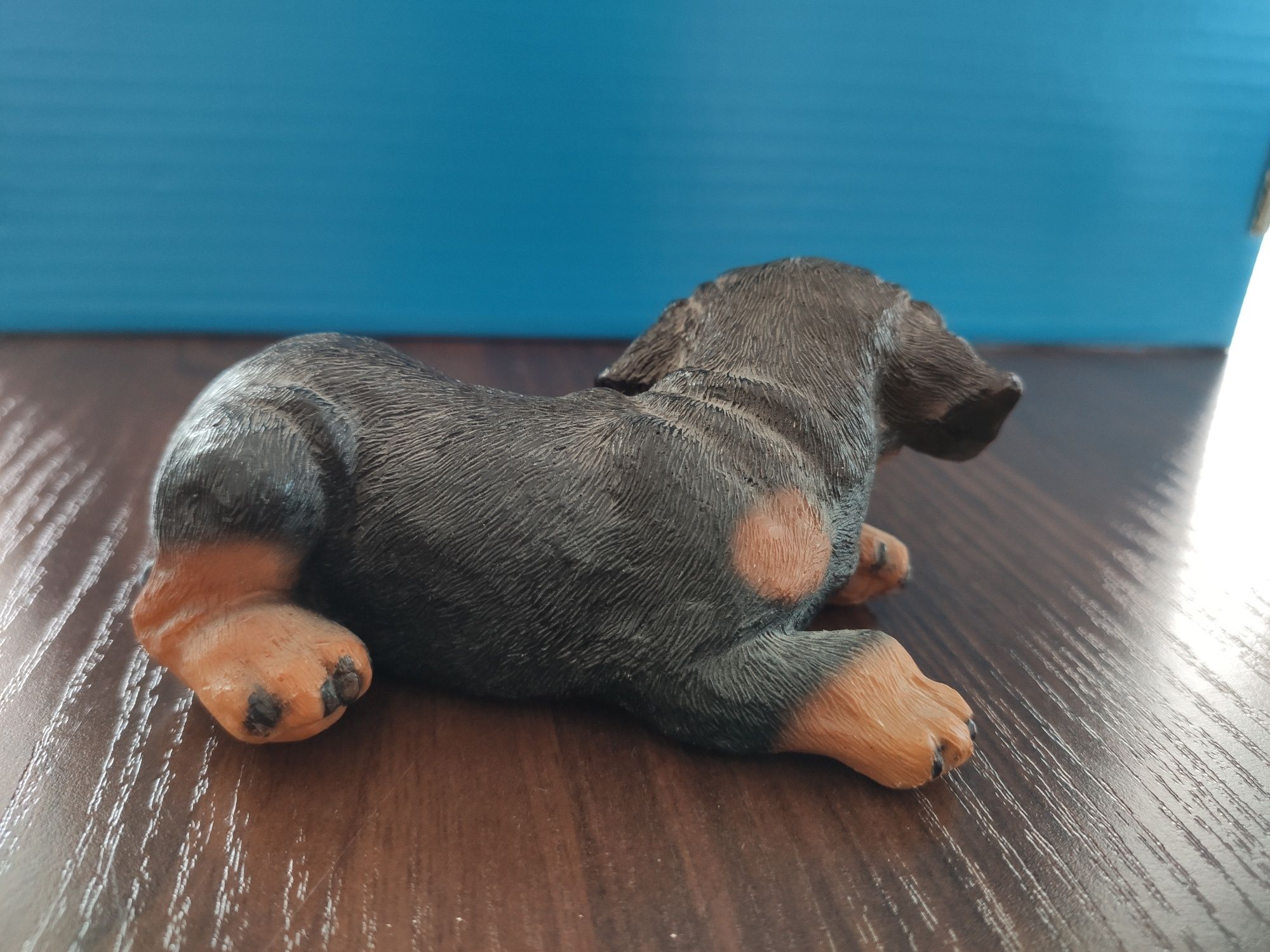 Figura leżącego psa rottweiler