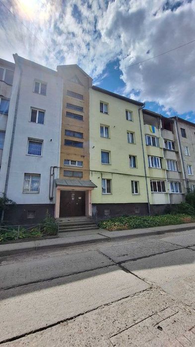 Продається трикімнатна квартира по вул. Білозіра