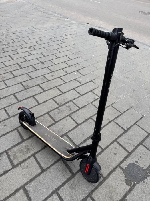 Електросамокат фірми giant