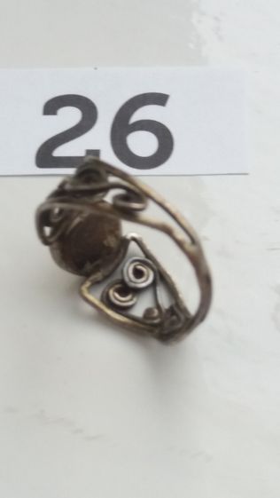 K, L042 (26) stary  pierścionek z "kamieniem" starocie jak srebro