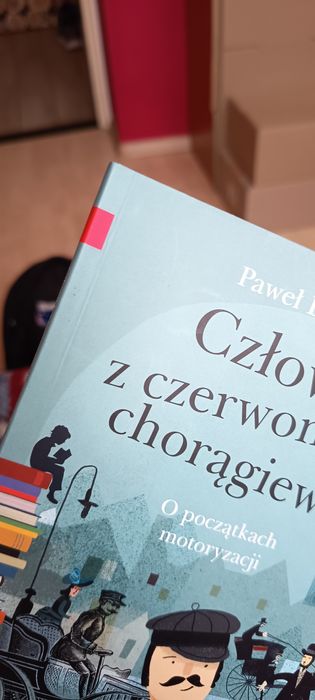 Książka człowiek z czerwoną chorągiewką