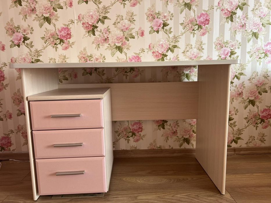 Меблі для дівчинки