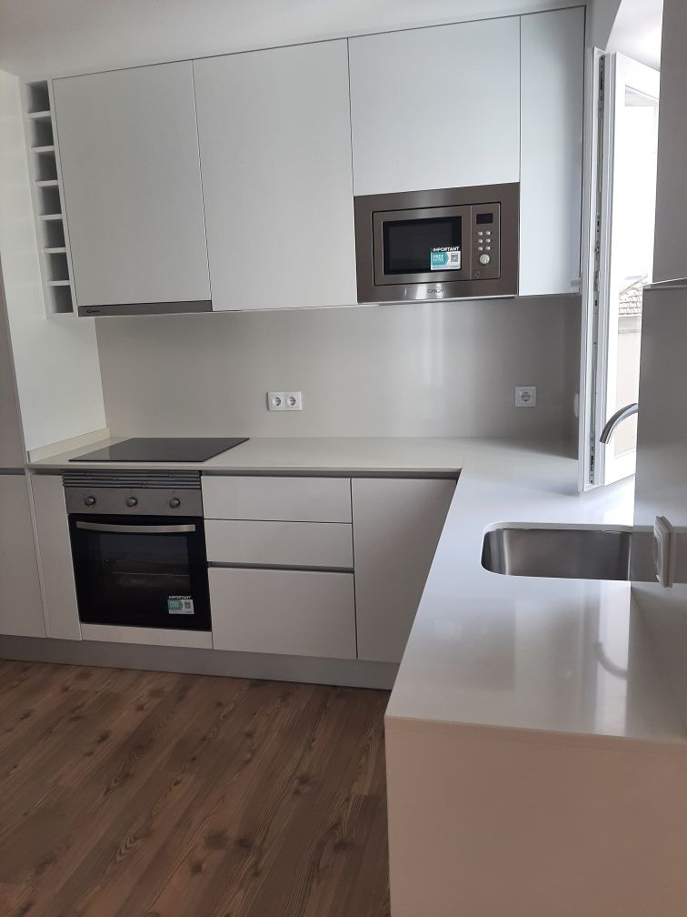 Almada Excelente Apartamento T2  a estrear.
