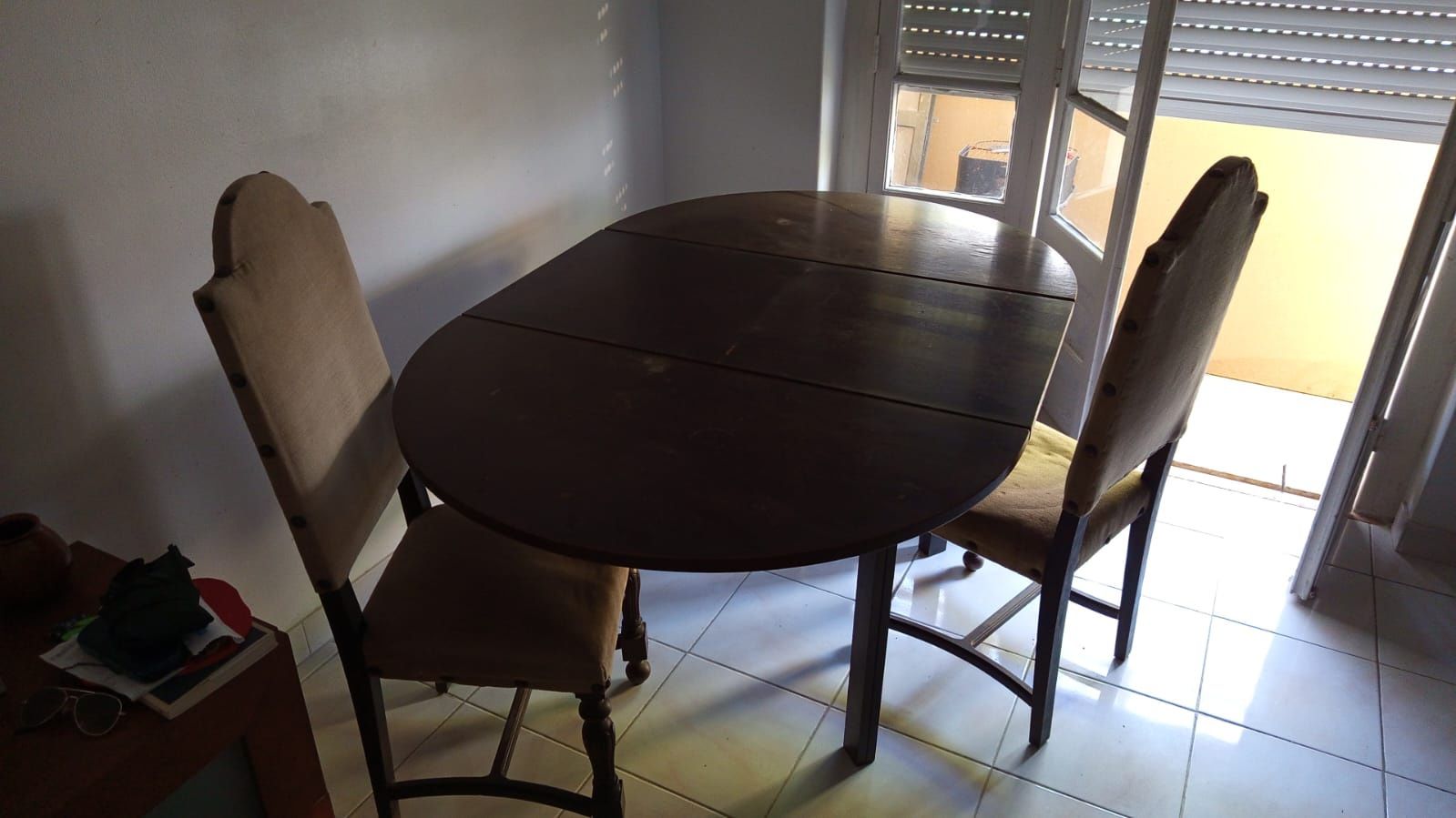 Mesa madeira extensível com 2 cadeiras