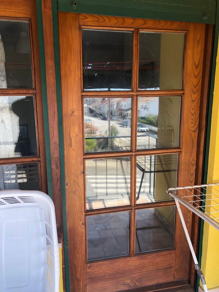 Porta, vidraça e janelas de mandeira com vidro duplo