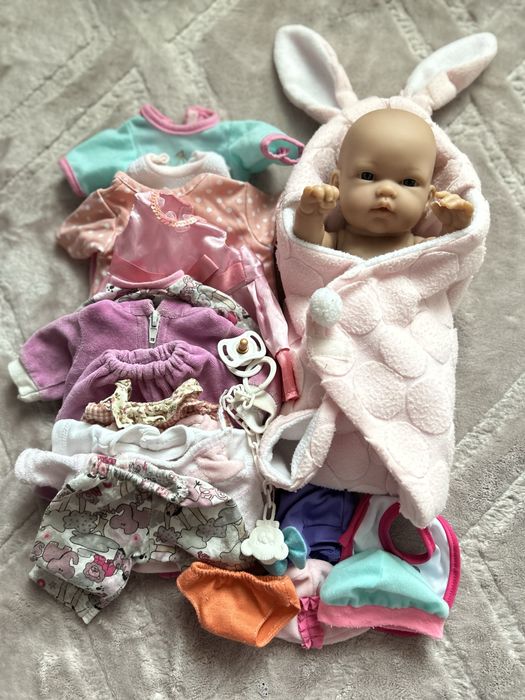 Lalka bobas przypominajaca prawdziwe dziecko wraz z ubrankami