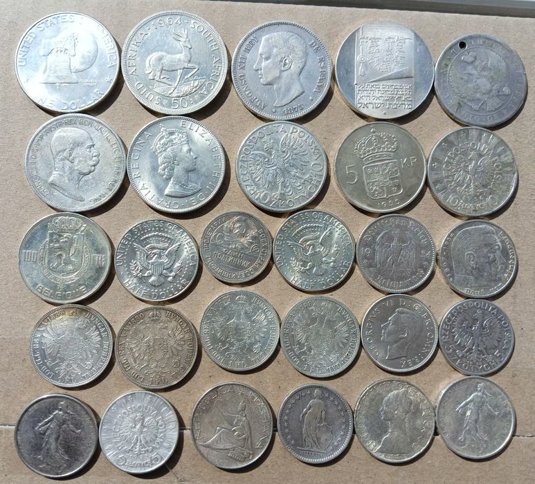 Продам срібні монети великого та середнього розміру