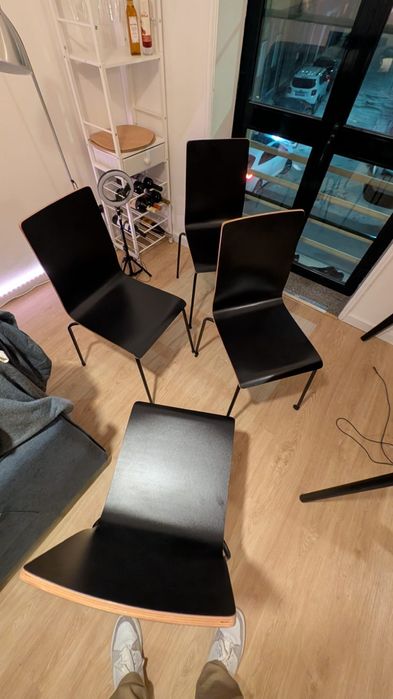 Conjunto de 4 cadeiras pretas