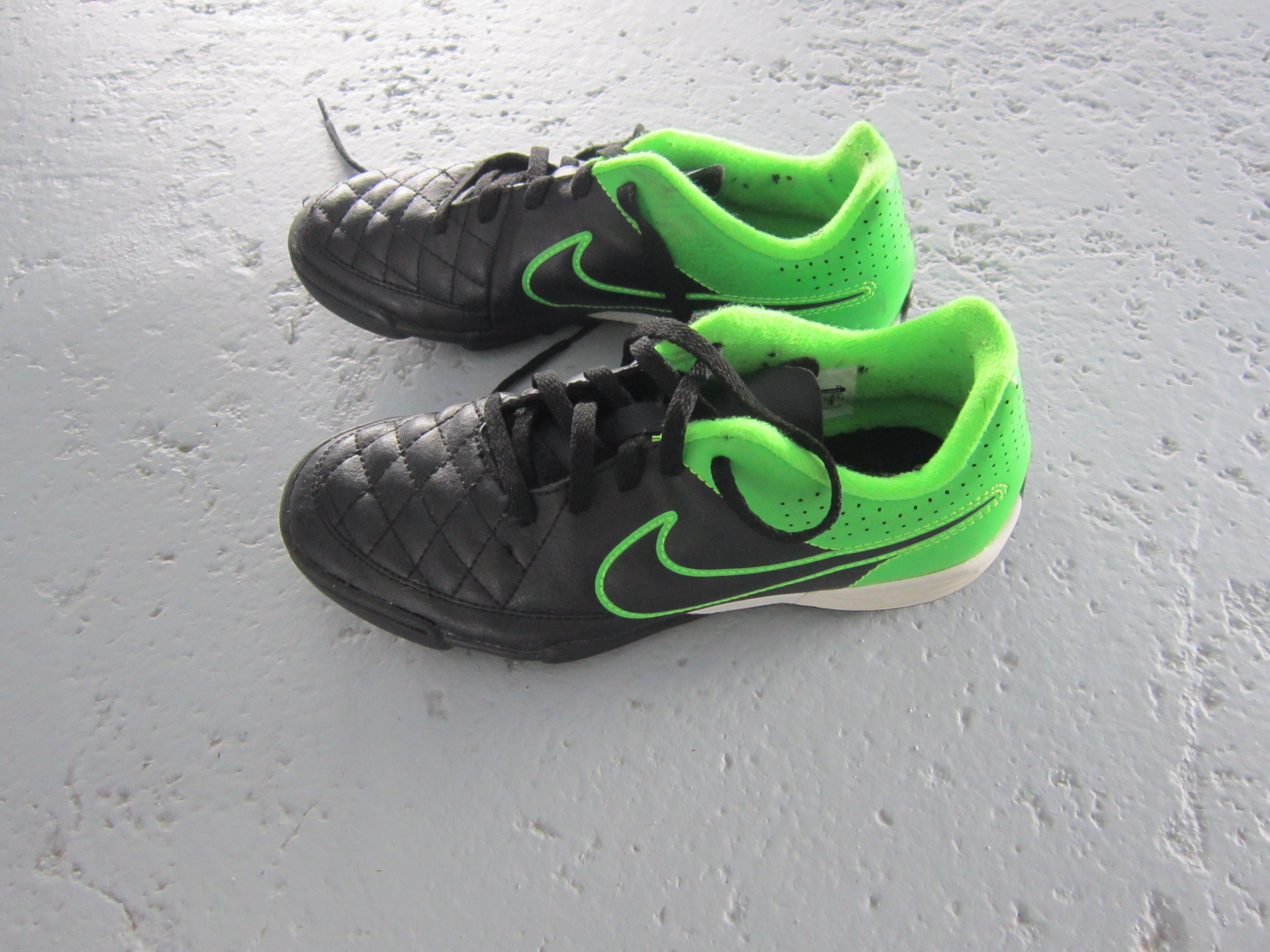 Chuteiras Nike n. 33,5 e caneleiras de futebol