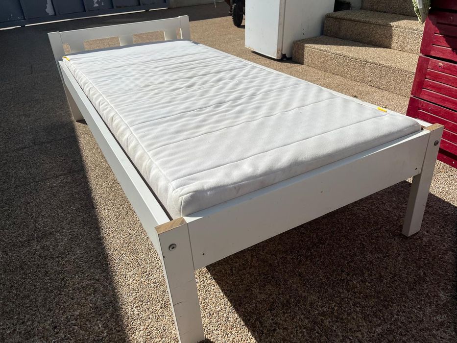 Duas camas de criança