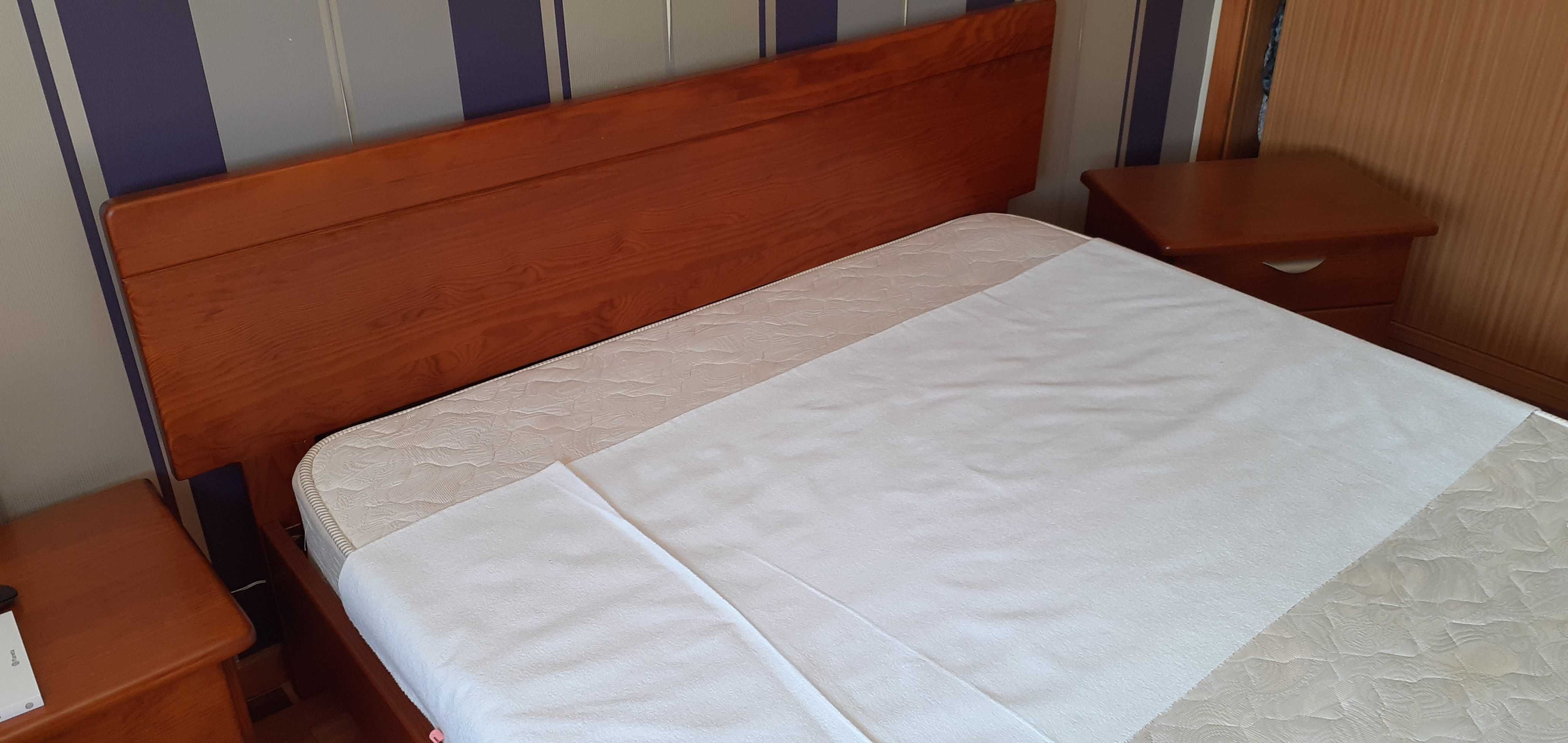 Cama de casal em cerejeira em bom estado.