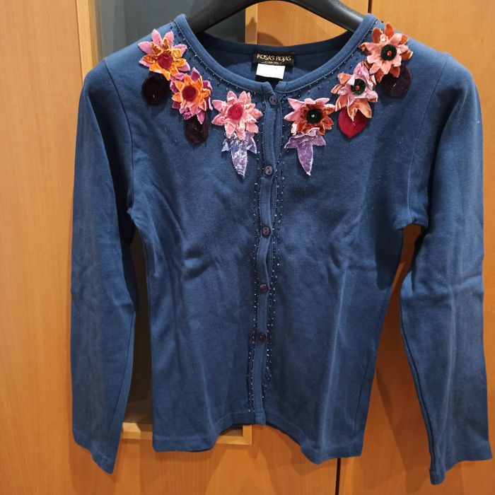 Casaco de algodão adornado com flores e missangas