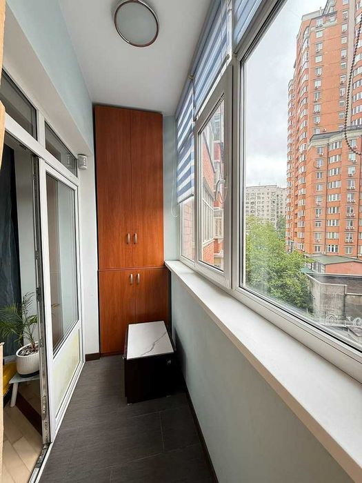 Чорновола 25, тиха, простора, затишна 2к, висота стелі 3м.