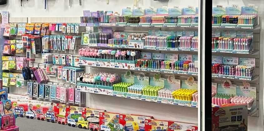 Prateleiras, ganchos e placas
