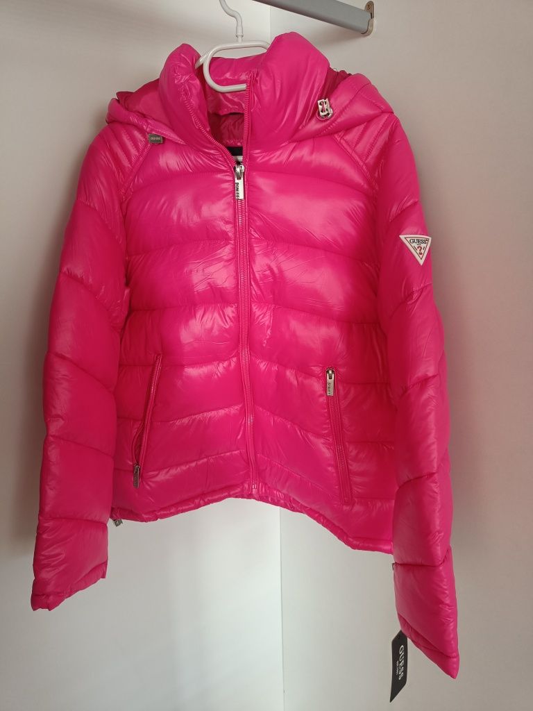 Damska kurtka puchowa w kolorze jasnego różu GUESS XS,S,M,L