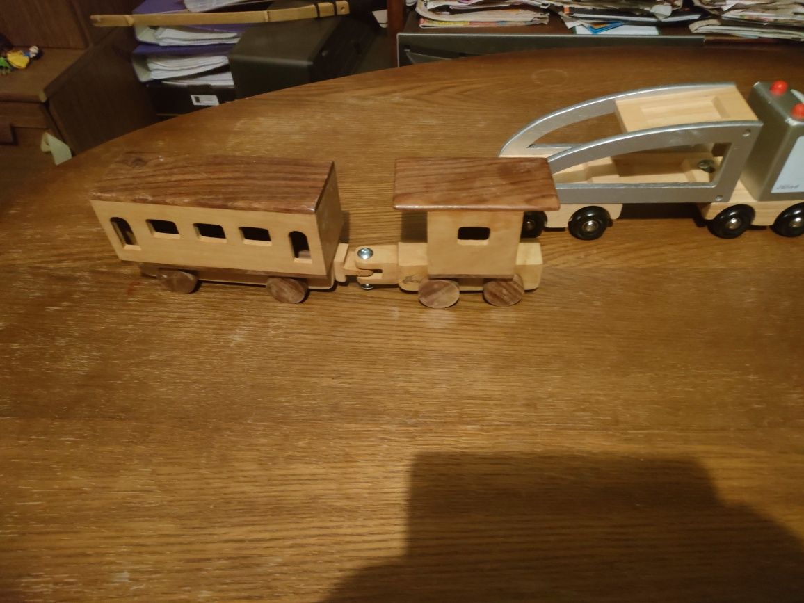Zabawki samochód i pociąg z drewna