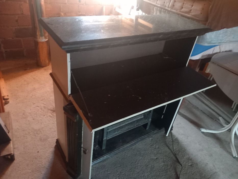 Móvel antigo com aquecedor