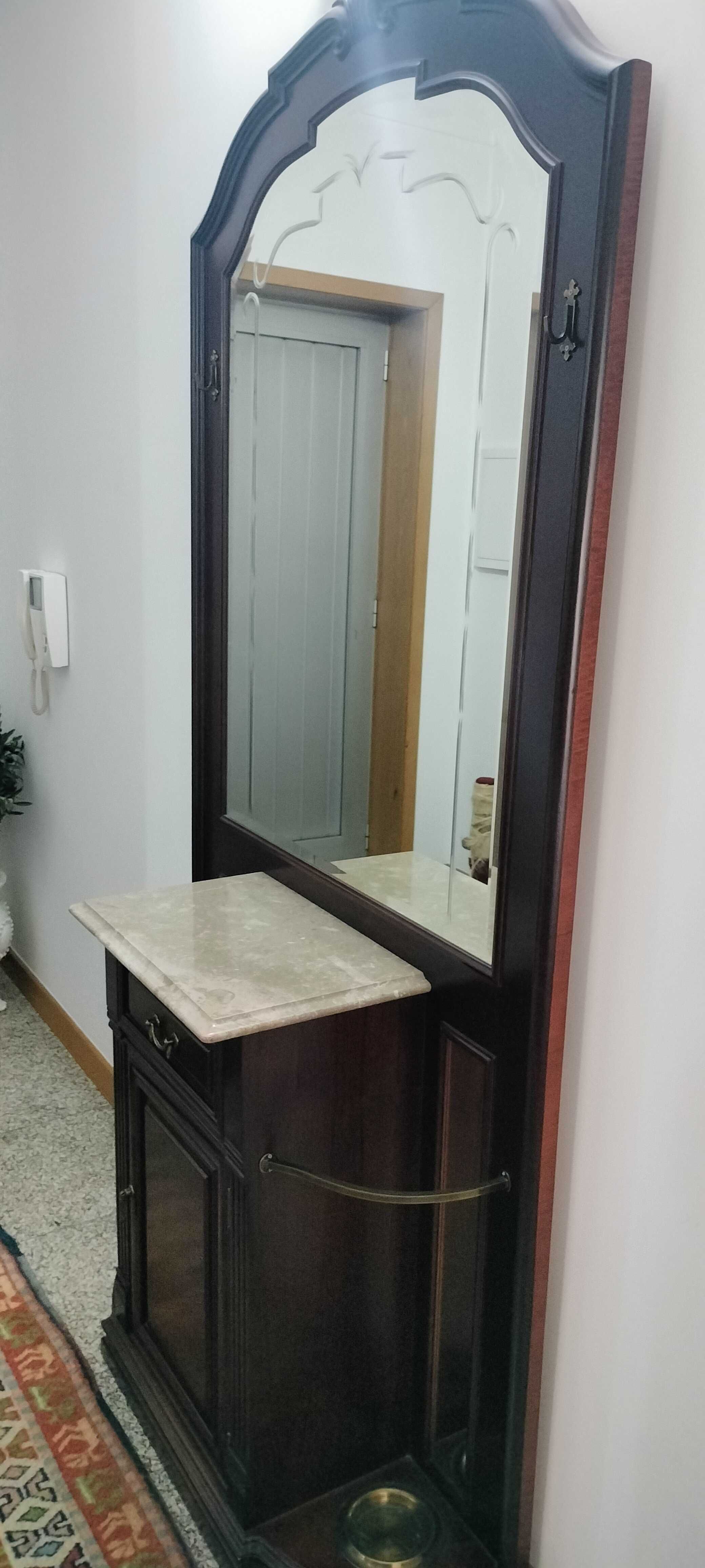 Hall de entrada (Móvel com arrumação, bengaleiro, espelho e cabides)