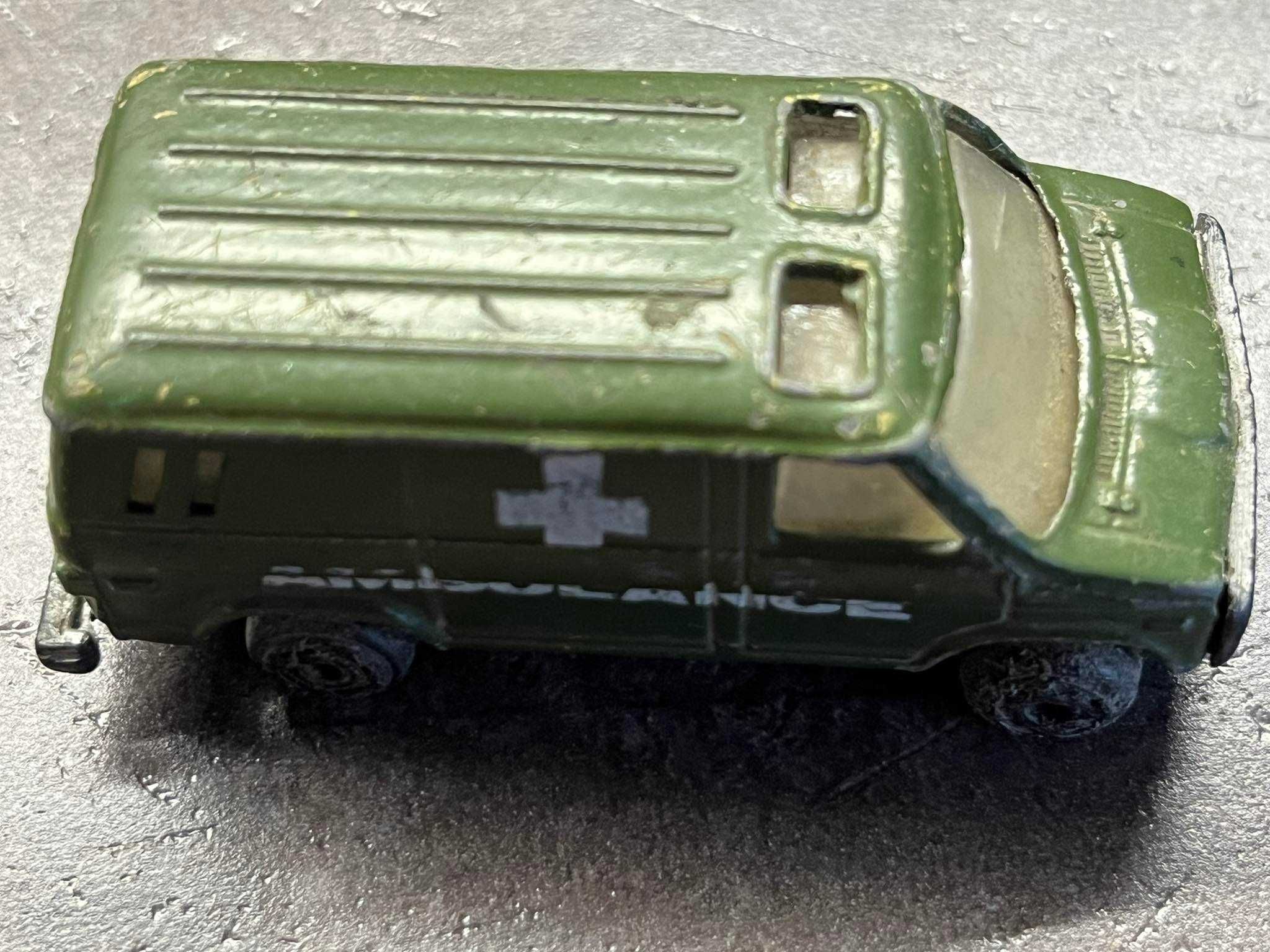Stare Żołnierzyki, auta - metalowy ambulans