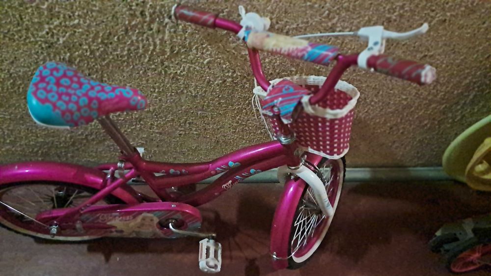 Дитячий велосипед, та три самокати