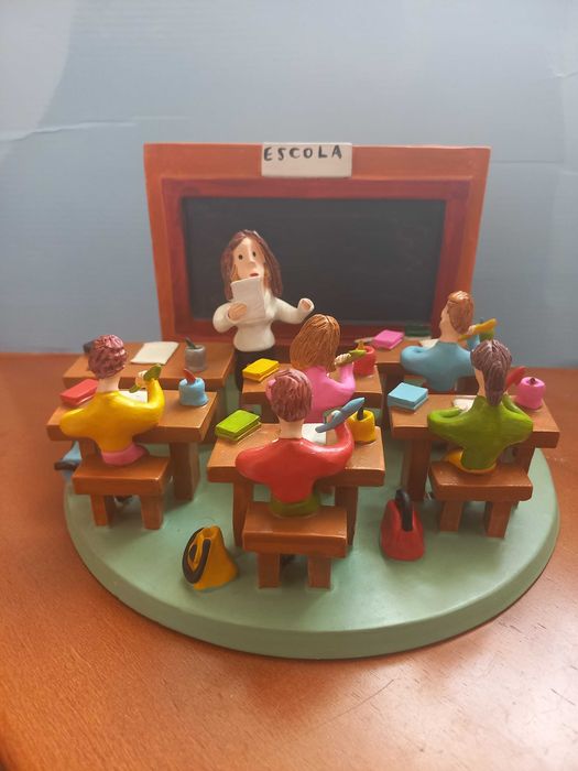 Fabulosa peça do artista Moisés Baraça - A Escola