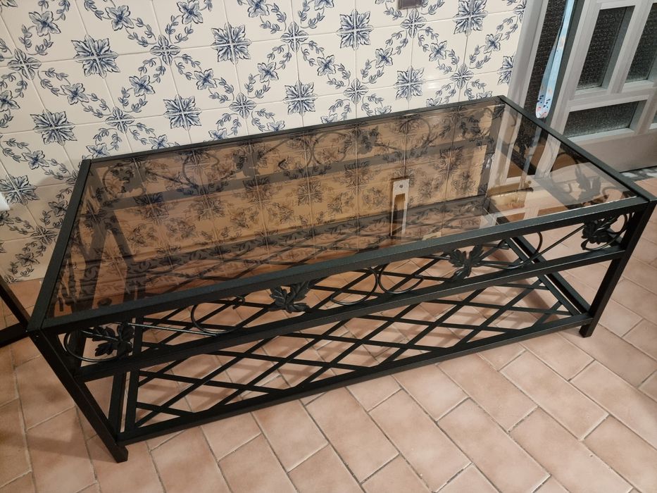 Mesa de centro em ferro forjado com tampo de vidro
