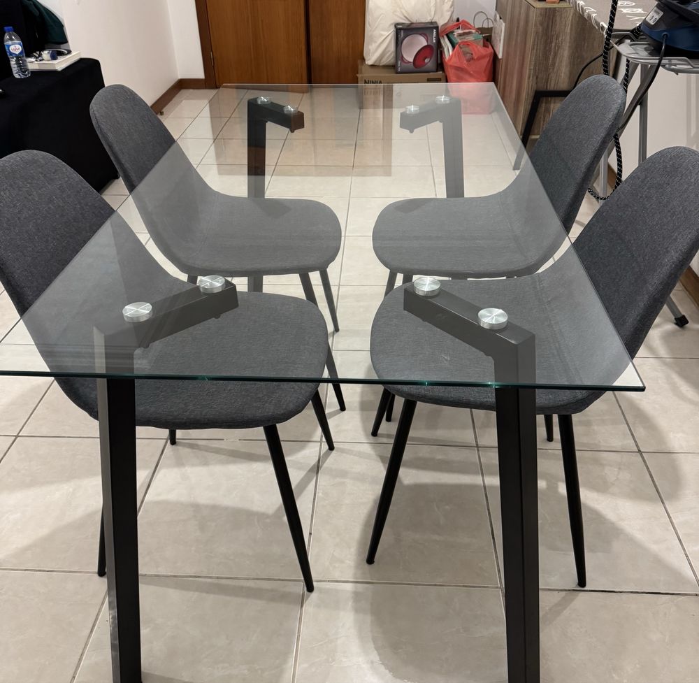 Mesa em vidro com 4 cadeiras