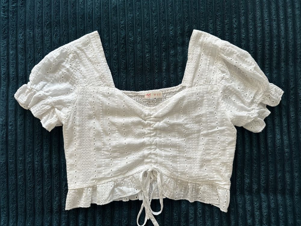 Blusa branca com lazo