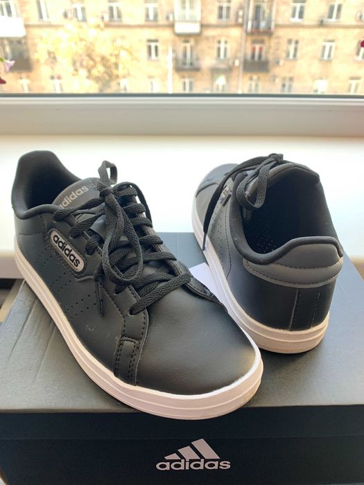 Продам женские кроссовки Adidas Courtpoint Base